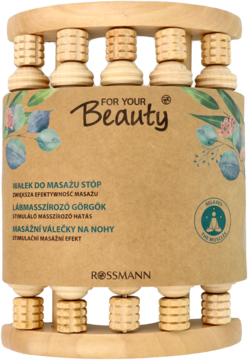 Drewniany wałek do masażu stóp Rossmann For Your Beauty z brązową etykietą i zielonymi liśćmi, widok z przodu.