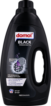 Czarna butelka domol Black, płyn do prania tkanin ciemnych, z przodu. Widoczny biało-czerwony napis i detale produktu.