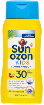 Żółta butelka Sunozon Kids Sonnenmilch SPF 30, widok z przodu, z niebieską nakrętką i grafiką papugi.