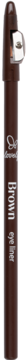 Brązowa konturówka eyeliner w kredce z dołączoną temperówką, widok z przodu na czarnym tle.