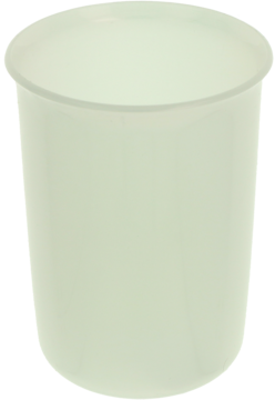 Perłowy kubek toaletowy z białego, gładkiego plastiku, lekko prześwitujący, widok z góry pod kątem na białym tle.