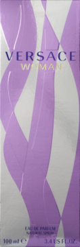 Prostokątne opakowanie perfum Versace Woman Eau de Parfum 100ml, srebrno-fioletowe z falistymi wzorami. Widok z przodu.
