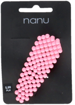 Różowa spinka do włosów nanu, pokryta drobnymi, okrągłymi koralikami, na czarnym opakowaniu. Widok z przodu.