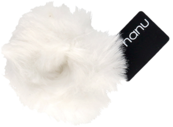 Puszysta biała gumka do włosów typu frotka z futerka, z czarną metką 'nanu', widok z góry.