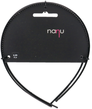 Czarna opaska Nanu, okrągła część z logo i ceną 5.99 PLN, dolna część w kształcie litery V, widok z przodu.