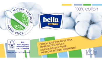 Białe opakowanie Bella Cotton: patyczki higieniczne z papierowym patyczkiem, 100% bawełny, zielone, żółte i niebieskie paski.