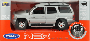Srebrny model Welly NEX SUV 1:34-1:39 z bagażnikiem dachowym, w przezroczystym pudełku, widok z boku.