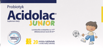 Białe pudełko suplementu Acidolac Junior probiotyk dla dzieci, z chłopcem i 20 misio-tabletkami.