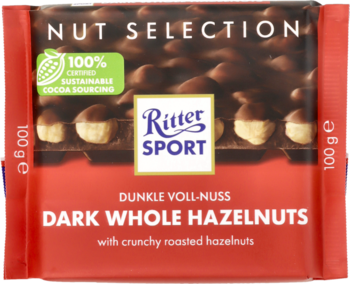 Czerwona czekolada Ritter Sport Dark Whole Hazelnuts z całymi orzechami laskowymi, widok z przodu.