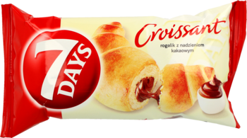 Czerwone opakowanie 7 DAYS Croissant z dwoma rogalikami, jeden z widocznym nadzieniem kakaowym.