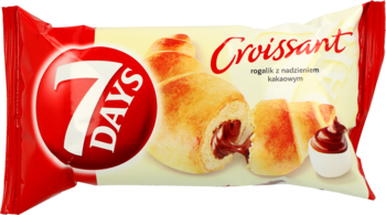 Czerwone opakowanie 7 DAYS Croissant z dwoma rogalikami, jeden z widocznym nadzieniem kakaowym.