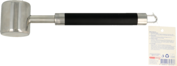 Metalowy tłuczek do mięsa, srebrny, z matową czarną rączką, położony poziomo. Z boku wisi biała metka.