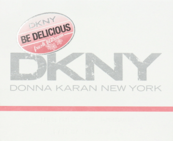 Szare logo DKNY z napisem "Donna Karan New York", różowo-czerwona naklejka "Be Delicious Fresh Blossom", jasne tło.