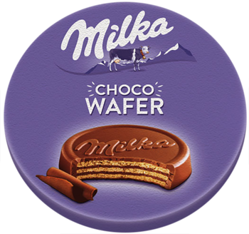 Okrągła fioletowa grafika Milka Choco Wafer z przekrojonym wafelkiem oblany alpejską czekoladą.