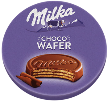Okrągła fioletowa grafika Milka Choco Wafer z przekrojonym wafelkiem oblany alpejską czekoladą.