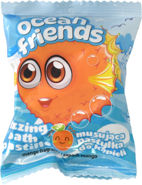 Musująca pastylka do kąpieli Ocean Friends o zapachu mango, z olejami. Niebieskie opakowanie, pomarańczowa rybka.