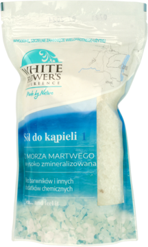 Sól do kąpieli z Morza Martwego w białym opakowaniu z niebieskim akcentem, widok z przodu, sól widoczna.