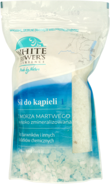 Sól do kąpieli z Morza Martwego w białym opakowaniu z niebieskim akcentem, widok z przodu, sól widoczna.