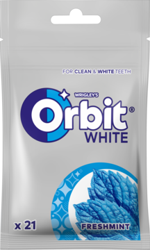 Opakowanie gum Orbit White Freshmint x21, białe z niebieskim logo i grafiką listków mięty, widok z przodu.