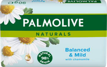 Mydło Palmolive Naturals Balanced & Mild z rumiankiem, w jasnozielonym opakowaniu z kwiatami, widok z przodu.