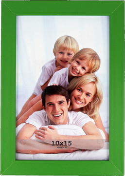 Zielona ramka na zdjęcia 10x15 cm, z wydrukiem radosnej rodziny na białym tle, widok frontalny.