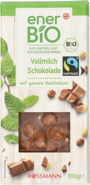 Front opakowania enerBiO Vollmilch Schokolade z całymi orzechami laskowymi, zielony design i logo Fairtrade.