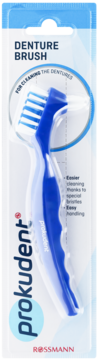 Niebiesko-biała szczoteczka do protez Prokudent z podwójną główką, w blistrze, widok z przodu.