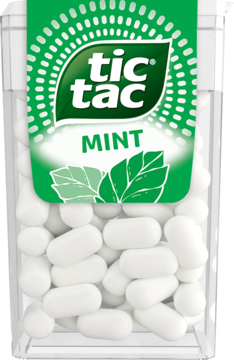 Przezroczyste opakowanie Tic Tac Mint z zielono-białą etykietą, wypełnione białymi, owalnymi drażetkami mięt. Widok z przodu.