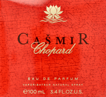 Czerwone, teksturowane opakowanie Chopard Casmir Eau de Parfum 100ml, z czarnym napisem i złotym logo lotosu.