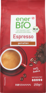 Czerwone opakowanie kawy enerBiO Espresso mielonej 250g, 100% Arabica, Rossmann, z filiżanką i ziarnami.