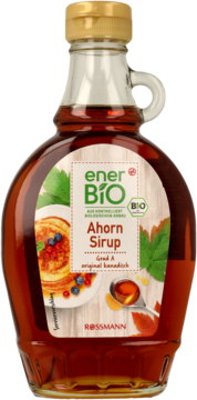 enerBIO kanadyjski syrop klonowy w szklanej butelce z rączką, etykieta z naleśnikami, frontalny widok.