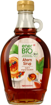 enerBIO kanadyjski syrop klonowy w szklanej butelce z rączką, etykieta z naleśnikami, frontalny widok.