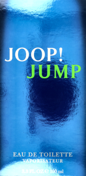 JOOP! JUMP woda toaletowa w błyszczącym, niebieskim opakowaniu z białym i zielonym napisem, widok z przodu.