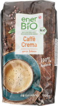 Pionowe ujęcie enerBiO Caffé Crema 1000g kawy ziarnistej. Ciemna paczka z zielonym BIO logo, ziarnami i filiżanką kawy.