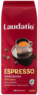 Czerwona torba kawy Laudatio Espresso Ganze Bohne 100% Arabica, 1000g, z filiżanką espresso i ziarnami.