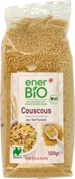 Przezroczysta torebka enerBIO bio kuskusu z pszenicy twardej 500g, z etykietą Rossmann i zdjęciem dania.
