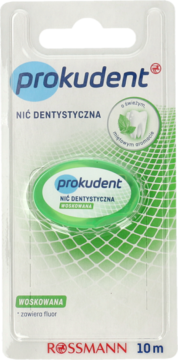 Prokudent woskowana nić dentystyczna w zielono-białym blistrze, opakowanie z miętowym aromatem, 10m, widok z przodu.