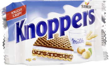 Opakowanie Knoppers wafelek mleczno-orzechowy, biało-niebieskie, z widocznym przekrojem i napisem Kruchy Crispy.
