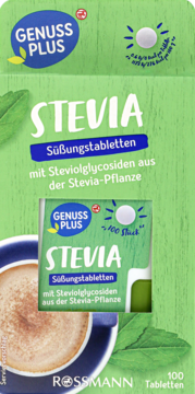 Pionowe ujęcie zielonego opakowania Genuss Plus Stevia, słodzika w tabletkach ze stewii, z filiżanką kawy. 100 sztuk.