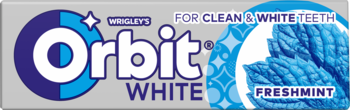 Orbit White Freshmint, guma bez cukru. Szare opakowanie z niebieskim logo i liśćmi mięty, "FOR CLEAN & WHITE TEETH".
