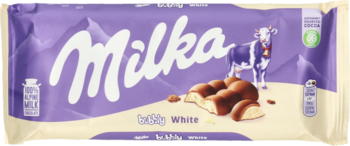 Milka Bubbly White czekolada w fioletowym opakowaniu. Na pierwszym planie bąbelkowa biała czekolada z polewą.
