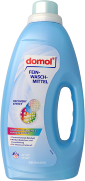 Domol Fein-Waschmittel w jasnoniebieskiej butelce, widok z przodu. Z grafiką Recovery Effect, do delikatnych tkanin.