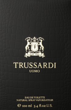Czarny flakon perfum Trussardi Uomo z fakturą skóry krokodyla i złotym logo, widok z przodu.