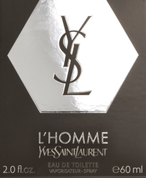 Czarne opakowanie perfum L'Homme Yves Saint Laurent. Srebrne logo YSL w sześciokącie, widok z przodu.