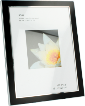 Czarna, błyszcząca metalowa ramka na zdjęcie 15x20 cm, z białym passe-partout i zdjęciem kwiatu, widok frontalny.