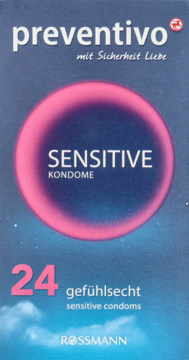 Granatowe opakowanie kondomów Preventivo Sensitive, 24 sztuki, z różowym kołem na środku, widok z przodu.
