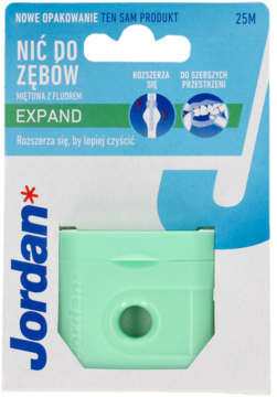 Niebiesko-białe opakowanie nici dentystycznej Jordan Expand z fluorem, miętowej, z miętowo-zielonym dozownikiem, widok z przodu.