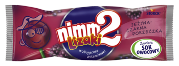 Fuksjowe opakowanie Nimm 2 Lizak o smaku jeżyny i czarnej porzeczki, z wizerunkiem postaci i owoców, widok z przodu.