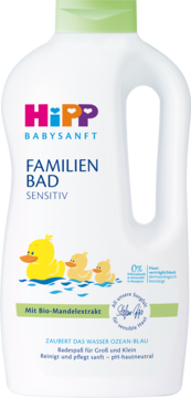 HiPP Babysanft Familien Bad Sensitiv, duża biała butelka, bio-migdał, barwi wodę na niebiesko, z żółtymi kaczkami.