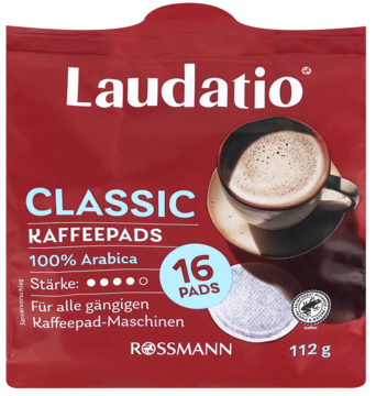 Frontalny widok czerwonej saszetki Laudatio Classic Kaffeepads, 16 szt. 100% Arabica, z grafiką filiżanki kawy.